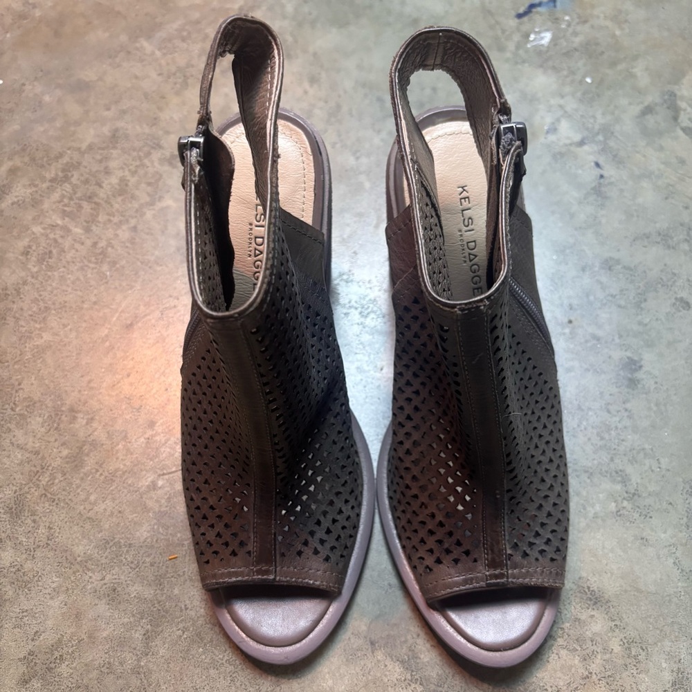 Kelsi Dagger Womens 8 Brown Block Heels Worn open peep toe Sandals Leather